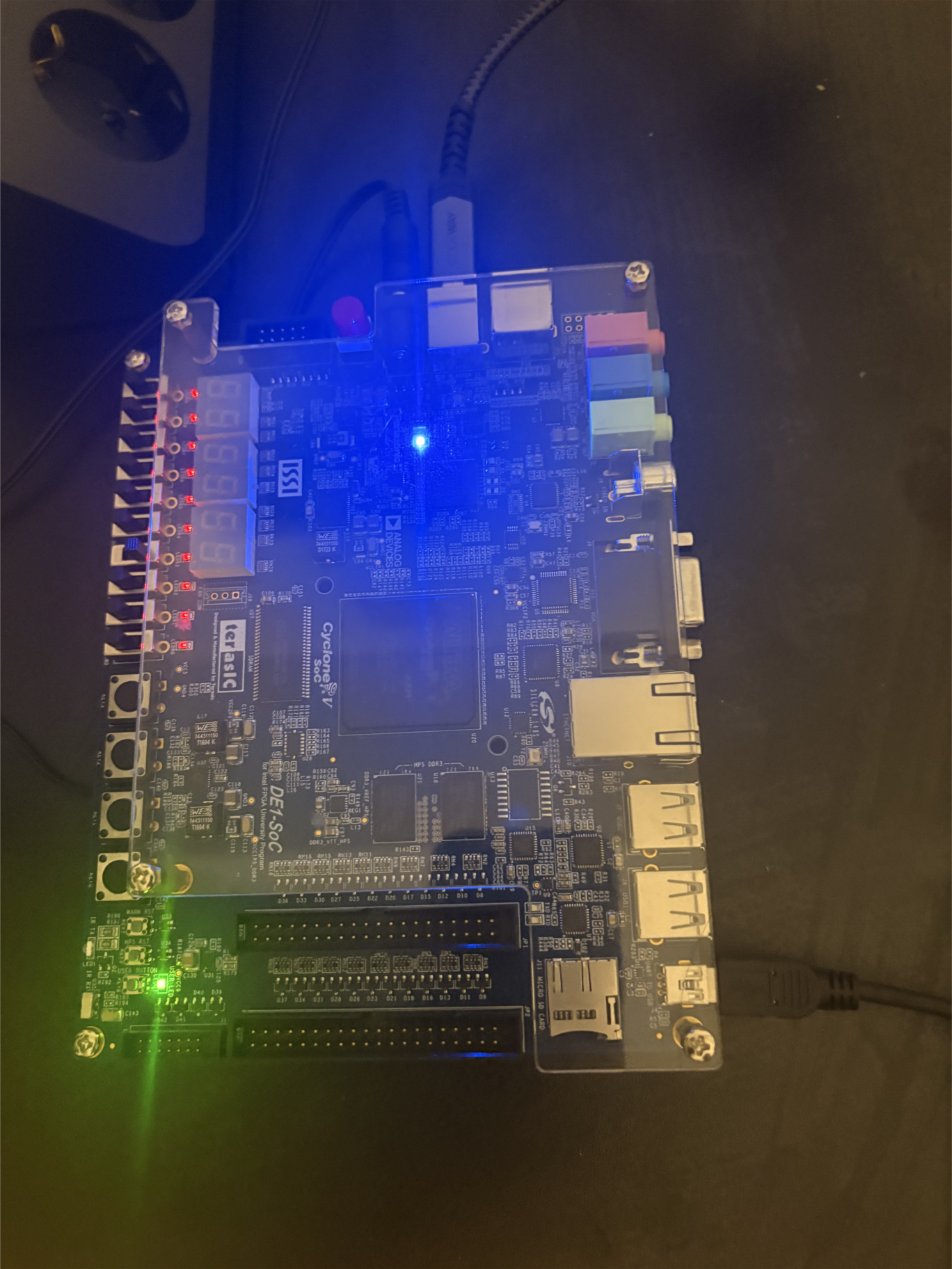 USB 케이블을 연결하고 전원을 켠 실습용 Terasic DE1-SoC 보드